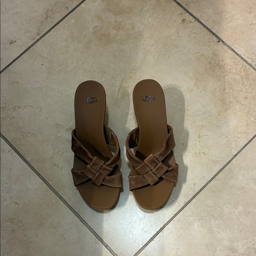 NWOB UGG Women's Brown Suede Knot Wedges Sz 7 (US size)